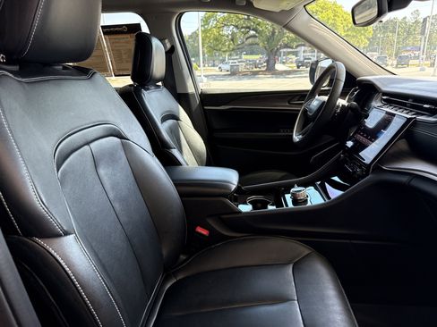 Used 2023 Jeep Grand Cherokee Limited w/ Black Appearance Package image 31