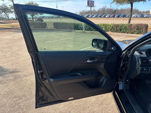 Used 2016 Honda Accord Touring image 11