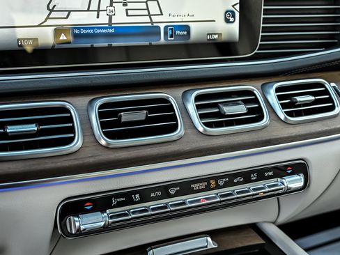 Used 2025 Mercedes-Benz GLS 450 4MATIC image 37
