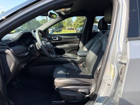 Used 2025 Jeep Compass Trailhawk AWD/4WD image 15