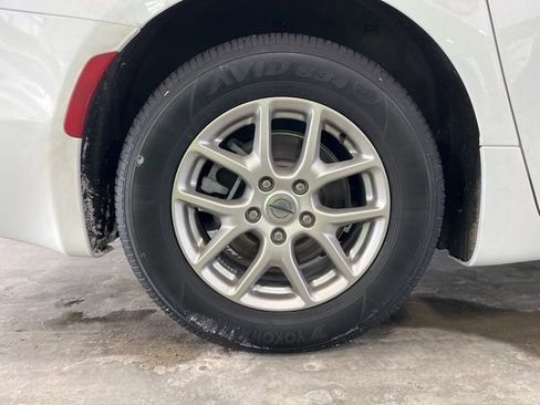 Certified 2025 Chrysler Pacifica Select image 8