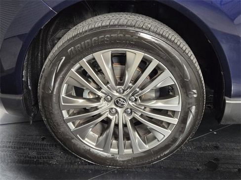Used 2021 Toyota Venza Limited image 12
