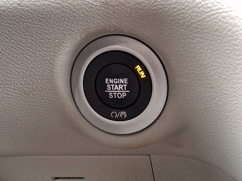 Used 2023 Chrysler Pacifica Touring-L FWD image 21