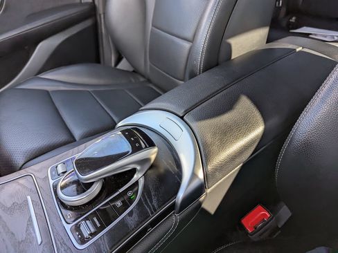 Used 2019 Mercedes-Benz GLC 300 4MATIC image 28
