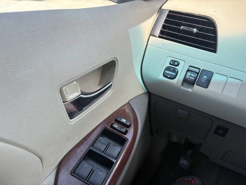 Used 2011 Toyota Sienna XLE image 19