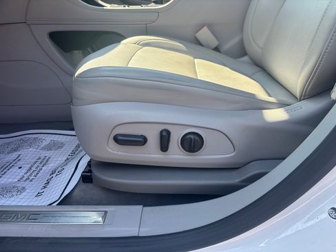 Certified 2023 GMC Acadia SLT w/ Technology Package image 13