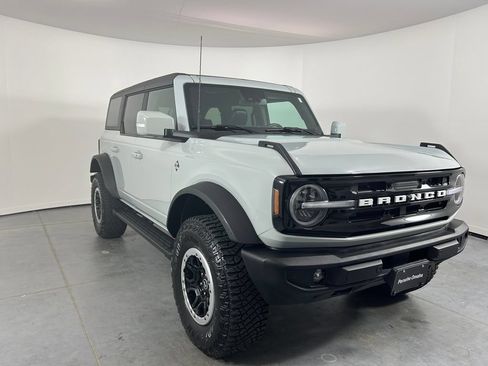 Used 2022 Ford Bronco Outer Banks w/ Sasquatch Package AWD/4WD image 9