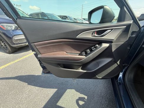 Used 2018 MAZDA MAZDA3 Touring FWD image 11