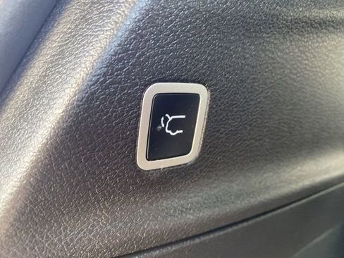 Used 2025 Chrysler Pacifica Select image 6