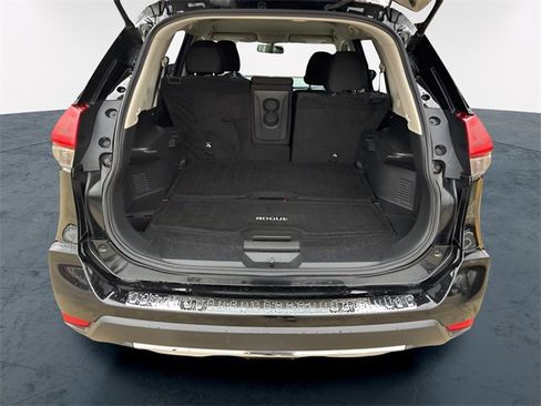 Used 2018 Nissan Rogue SV image 9