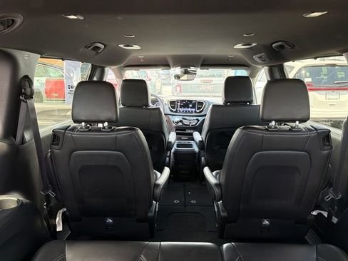 Used 2025 Chrysler Pacifica Select FWD image 23