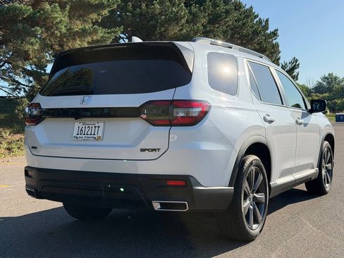 Used 2025 Honda Pilot Sport image 5