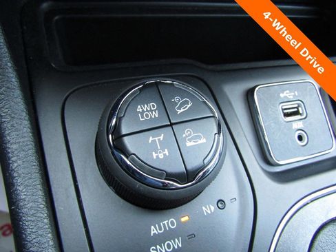 Used 2022 Jeep Cherokee Trailhawk w/ Premium Leather Package image 19