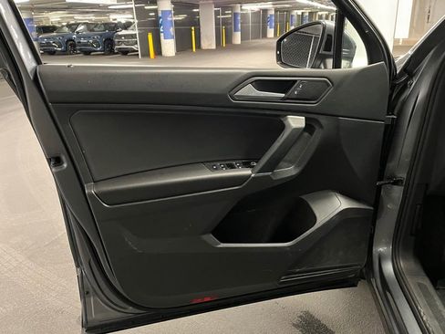 Used 2020 Volkswagen Tiguan SE image 19