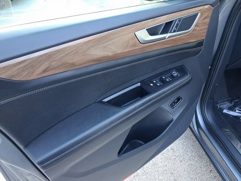 Used 2024 Volkswagen Atlas SE w/ Black Wheel Package FWD image 15