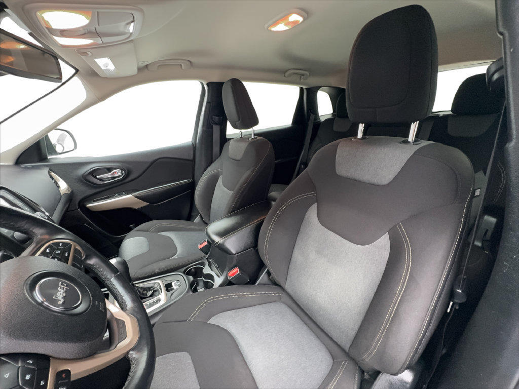 Used 2018 Jeep Cherokee Latitude w/ Altitude Package FWD image 16
