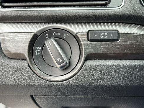 Used 2018 Volkswagen Passat 2.0T SEL Premium image 15