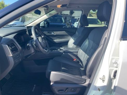 Certified 2024 Nissan Rogue Platinum w/ Platinum Premium Package AWD/4WD image 5