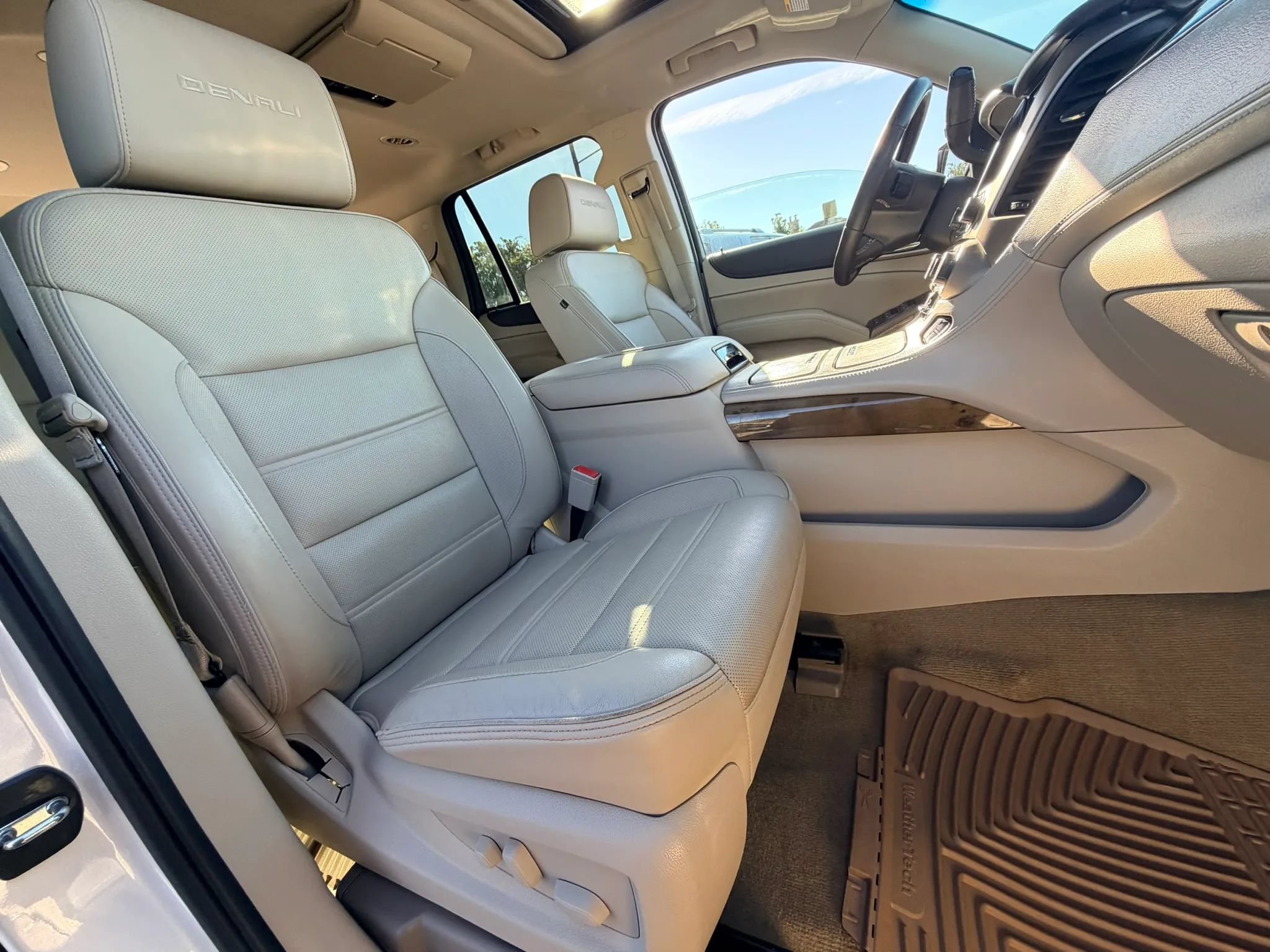 Used 2017 GMC Yukon Denali w/ Open Road Package AWD/4WD image 28