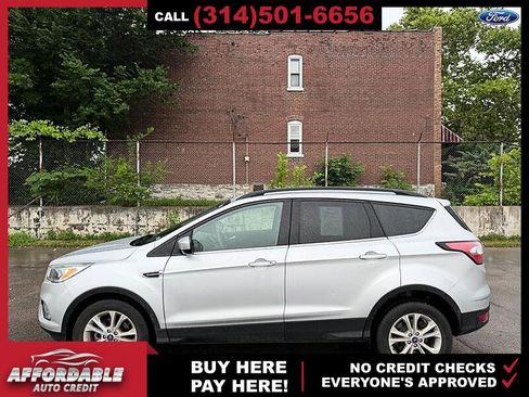 Used 2018 Ford Escape SE w/ SE Sync 3 Package FWD image 2