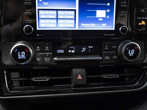 Used 2020 Toyota Highlander L FWD image 24