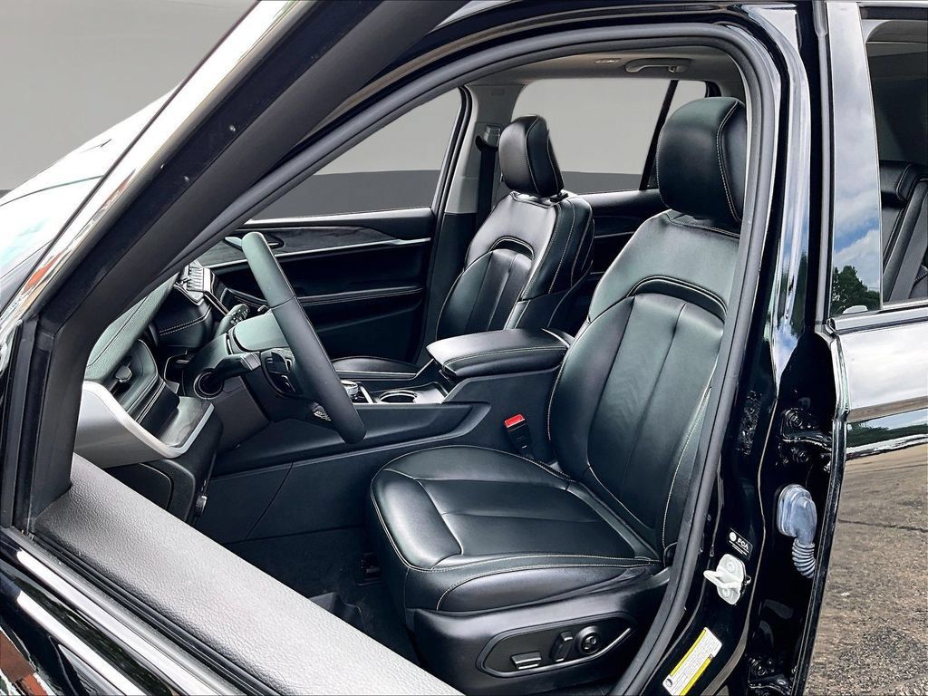 Used 2023 Jeep Grand Cherokee Limited AWD/4WD image 24