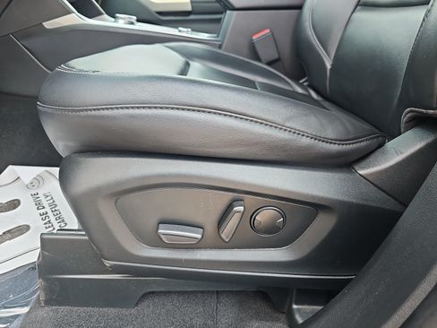 Used 2023 Ford Explorer XLT w/ Equipment Group 202A AWD/4WD image 18