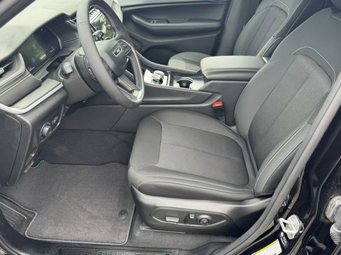 Used 2025 Jeep Grand Cherokee L Laredo RWD image 9