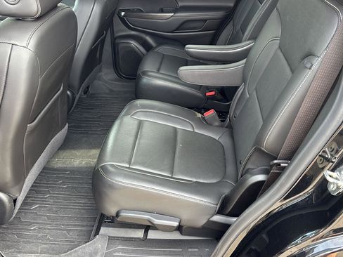 Used 2023 GMC Acadia SLT w/ Technology Package FWD image 15