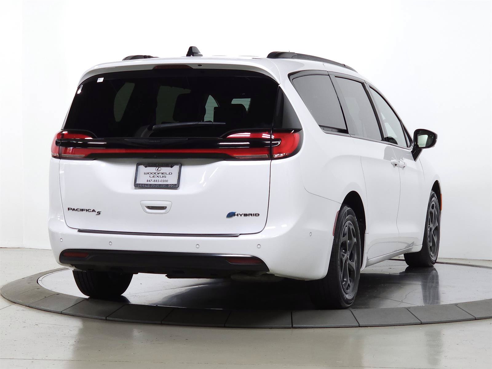 Used 2024 Chrysler Pacifica Premium FWD image 9