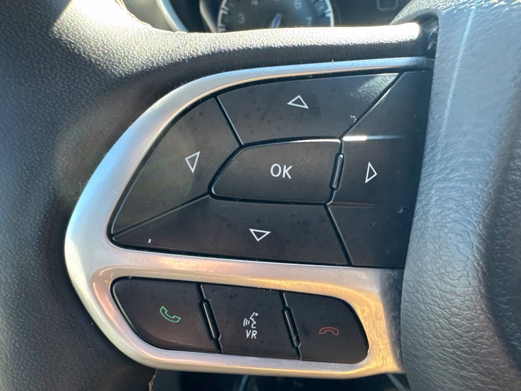 Used 2024 Chrysler Pacifica Touring-L FWD image 11