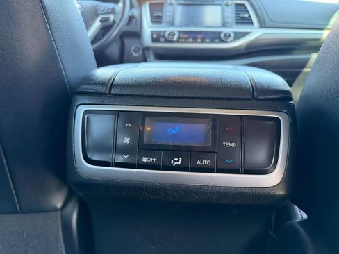 Used 2018 Toyota Highlander SE image 20