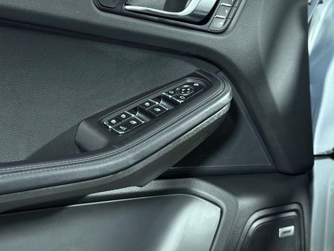Used 2025 Porsche Macan AWD/4WD image 19