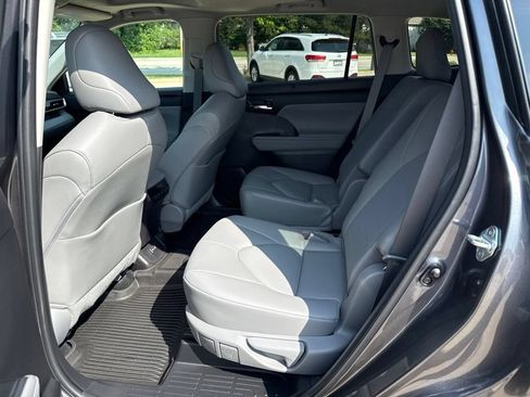 Used 2022 Toyota Highlander XLE AWD/4WD image 14