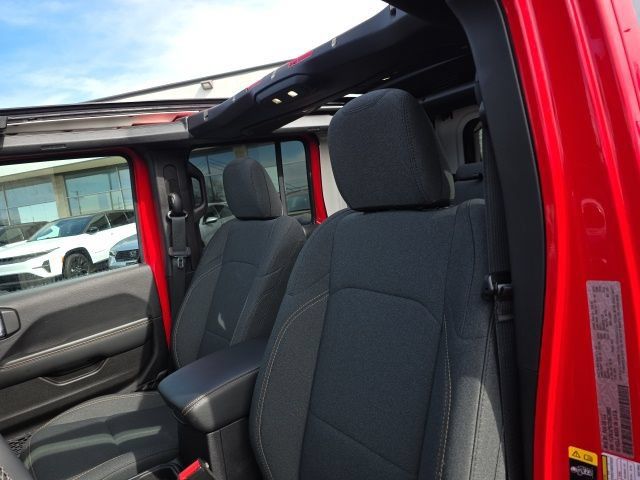 Used 2025 Jeep Wrangler Unlimited Sahara w/ Safety Group AWD/4WD image 18