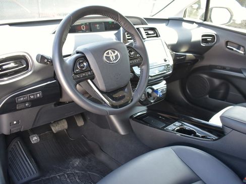 Used 2021 Toyota Prius XLE AWD/4WD image 3