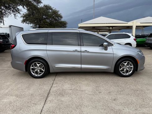 Used 2018 Chrysler Pacifica Limited FWD image 8