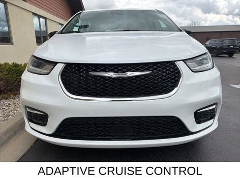 Used 2024 Chrysler Pacifica Touring-L FWD image 14