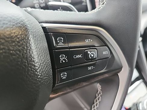 Used 2023 Jeep Grand Cherokee Limited w/ Luxury Tech Group II AWD/4WD image 11
