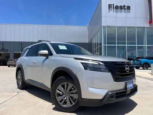 Certified 2025 Nissan Pathfinder SV w/ Black Appearance Package FWD image 1