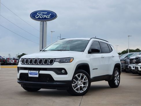 Used 2024 Jeep Compass Latitude AWD/4WD image 3