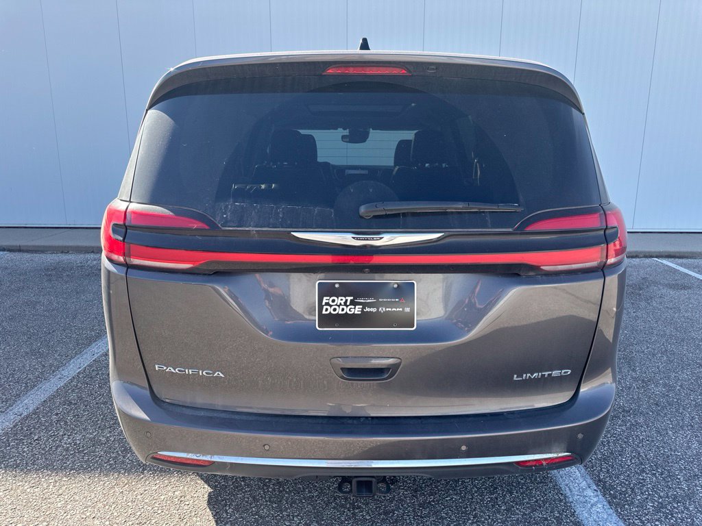 Used 2023 Chrysler Pacifica Limited w/ Uconnect Theater Family Group FWD image 6
