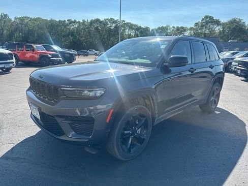 Used 2023 Jeep Grand Cherokee Altitude AWD/4WD image 5