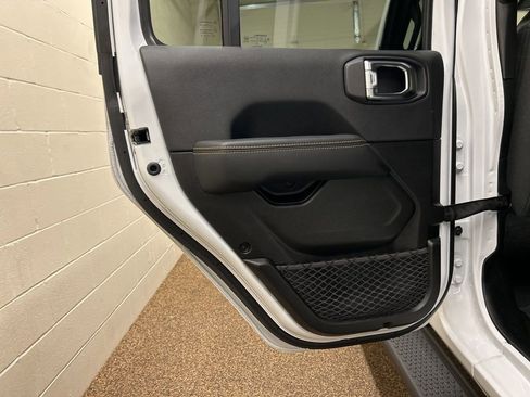 Used 2025 Jeep Wrangler Unlimited Sahara image 14