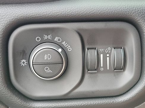 New 2026 RAM 2500 Laramie AWD/4WD image 12