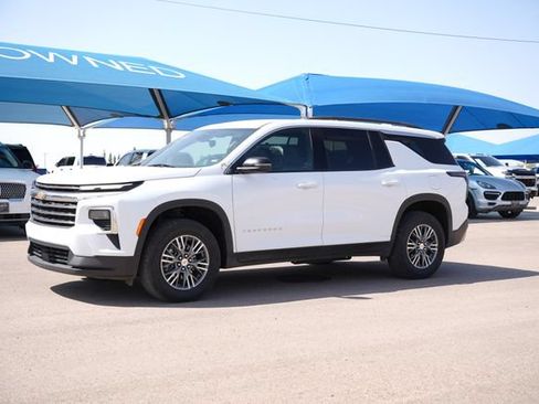 Used 2025 Chevrolet Traverse LT FWD image 1