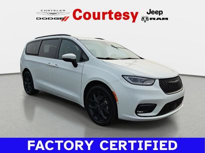 Certified 2023 Chrysler Pacifica Touring-L w/ Uconnect Theater Family Group