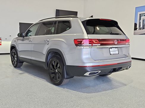New 2026 Volkswagen Atlas SE FWD image 2