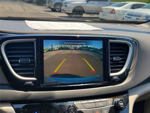 Used 2023 Chrysler Pacifica Touring-L FWD image 28