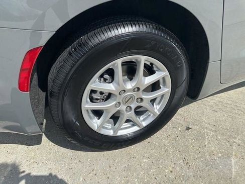 Used 2022 Chrysler Pacifica Touring-L w/ Uconnect Theater Family Group image 18